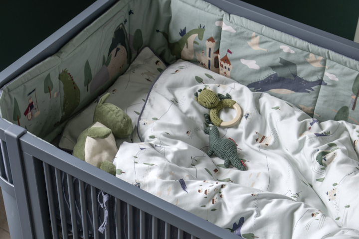 Lettino neonato con paracolpi e biancheria