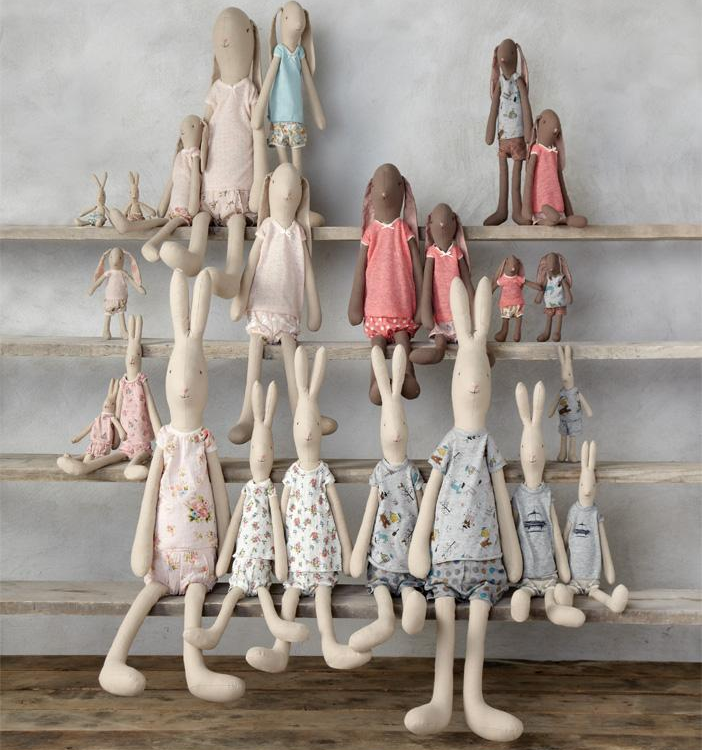 Insieme di bambole in stoffa a forma di coniglietti e conigliette