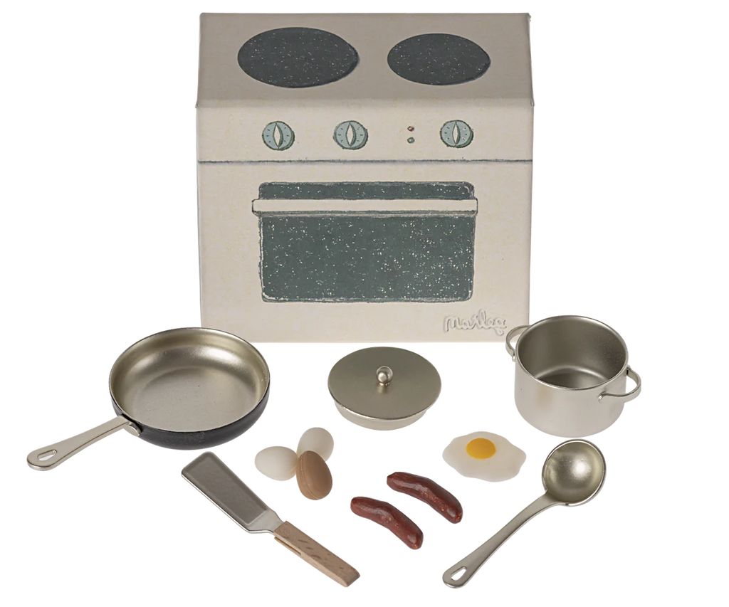 Mini cucina con attrezzi e uova e salsicce