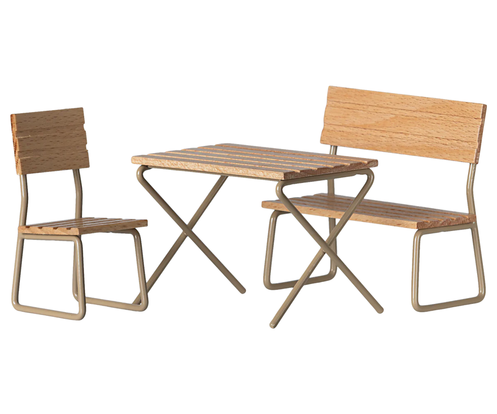 Set tavolo e sedie da giardino