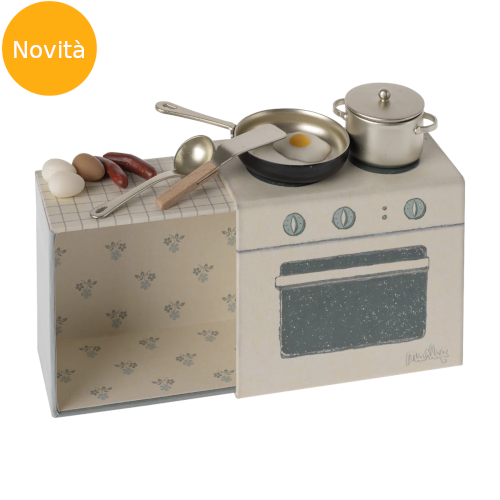 Mini cucina con attrezzi e uova e salsicce