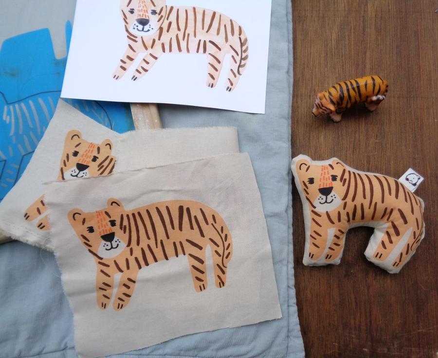 Sonaglio di stoffa a forma di tigre con altri oggetti