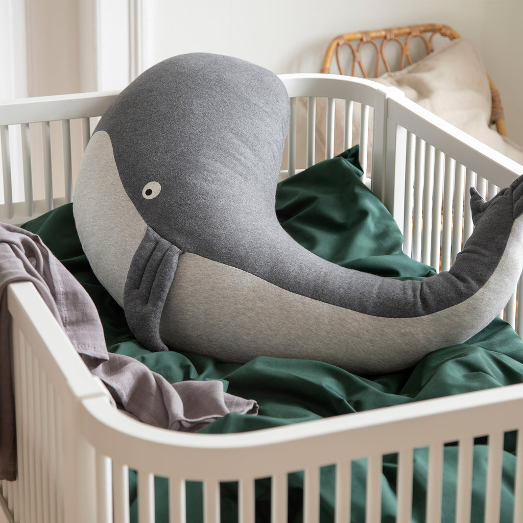 Cuscino allattamento a forma di balena dentro un lettino