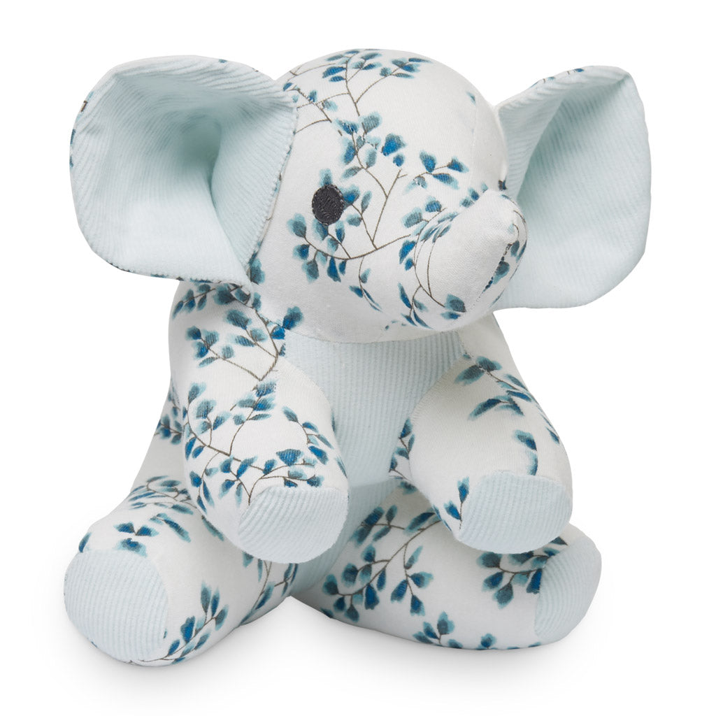 Peluche in cotone a forma di elefantino seduto stampato con fantasia a fiori blu su sfondo bianco