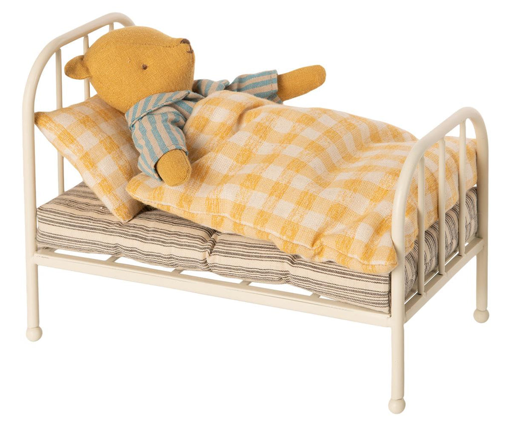 Letto vintage in metallo con materasso, cuscino e Teddy Junior sotto la coperta