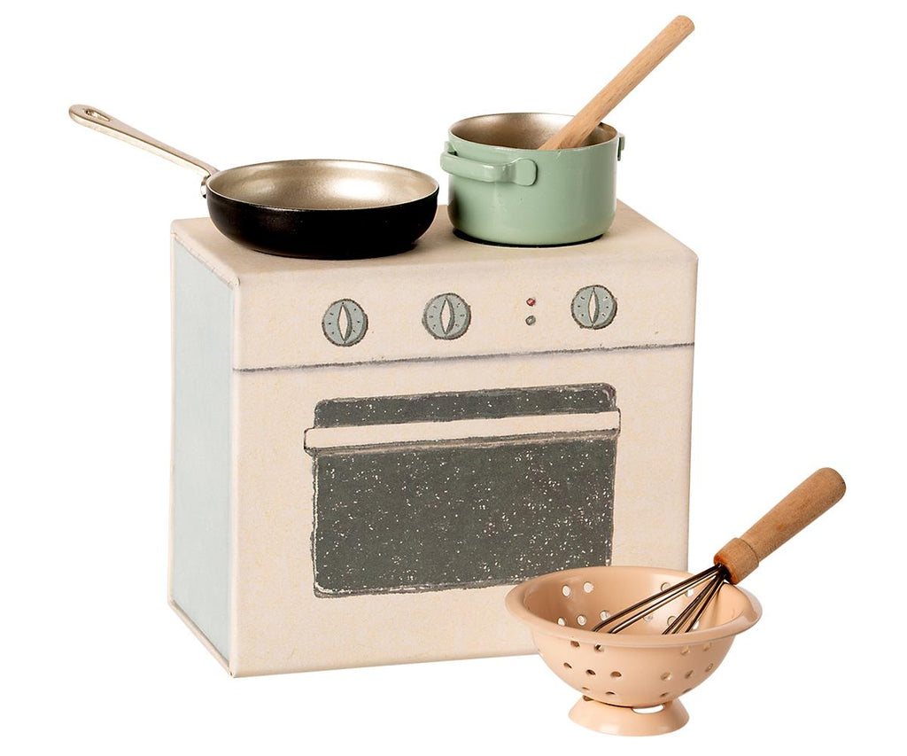 Mini cucina in metallo con due fuochi e forno con pentola, padella, colino e attrezzi