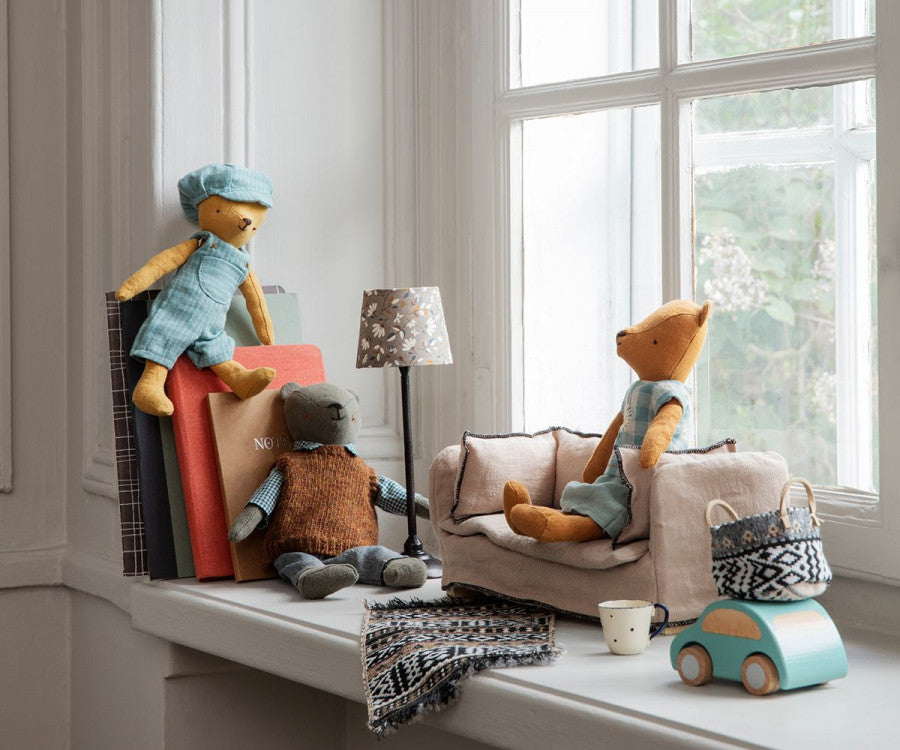 Mini divano in legno e tessuto di lino con famiglila Teddy sul davanzale interno di una finestra