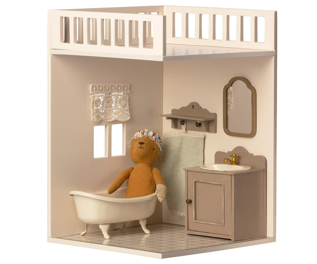 Stanza da bagno in legno per casa delle bambole arredata con una topina nella vasca da bagno