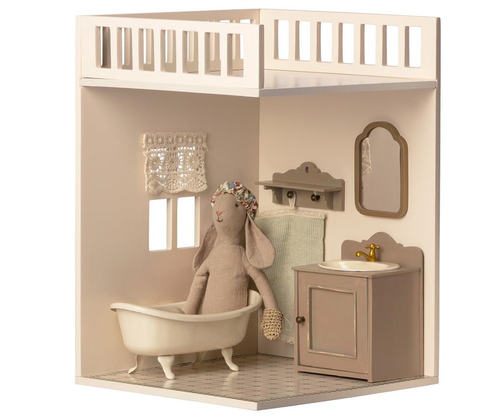 Stanza da bagno in legno per casa delle bambole arredata con una coniglietta nella vasca da bagno