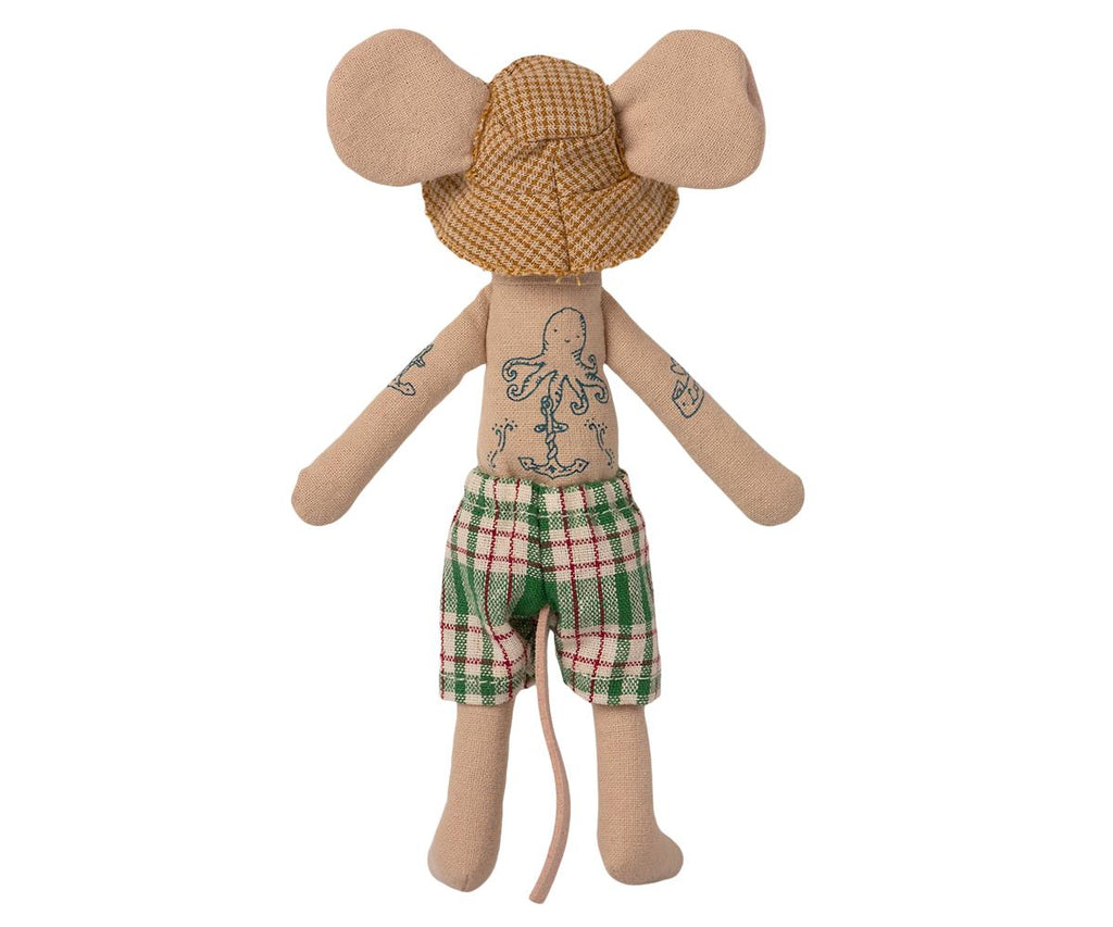 Topo papà peluche tatuato con pantaloncini da bagno e cappellino visto di schiena