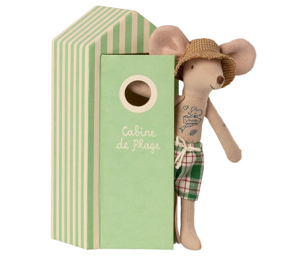 Topo papà peluche tatuato con pantaloncini da bagno e cappellino che esce da una cabina verde a strisce