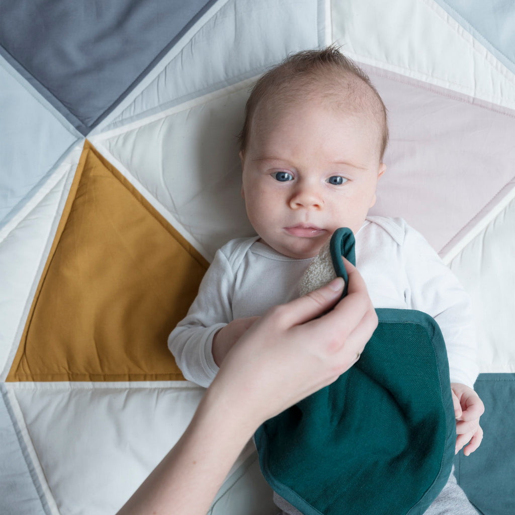  Coperta trapuntata patchwork in cotone con sopra un neonato