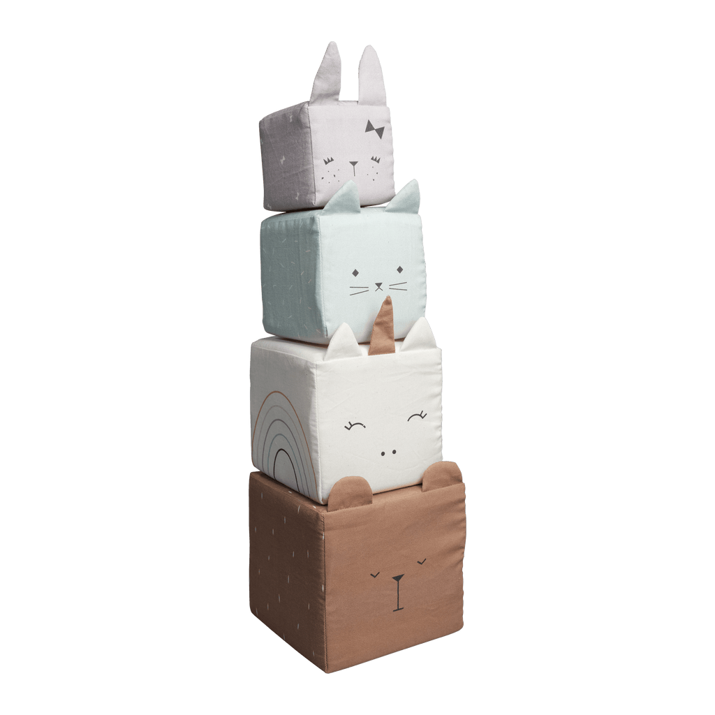 Quattro cubi in cotone con figure di animali (unicorno, gatto, coniglio ed orso) impilati