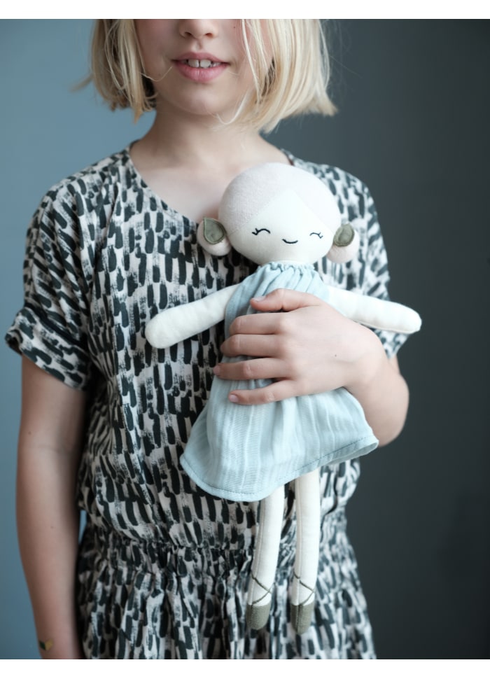 Bambola con eleganti chignon laterali, un abito celeste e scarpette con lacci intrecciati;in braccio un mini coniglietto.In braccio ad una bambina
