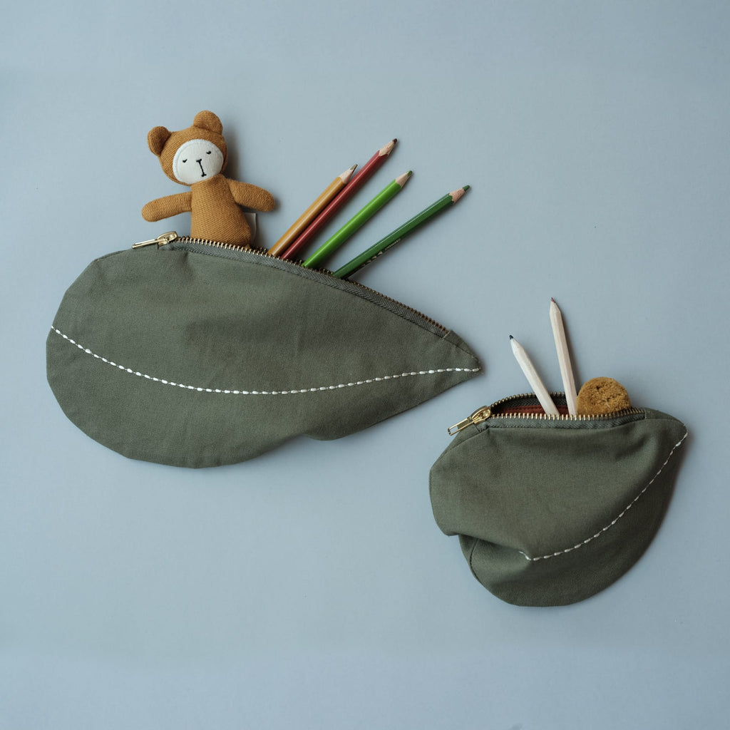 Mini orsetto tascabile in cotone, color ocra con altri oggetti