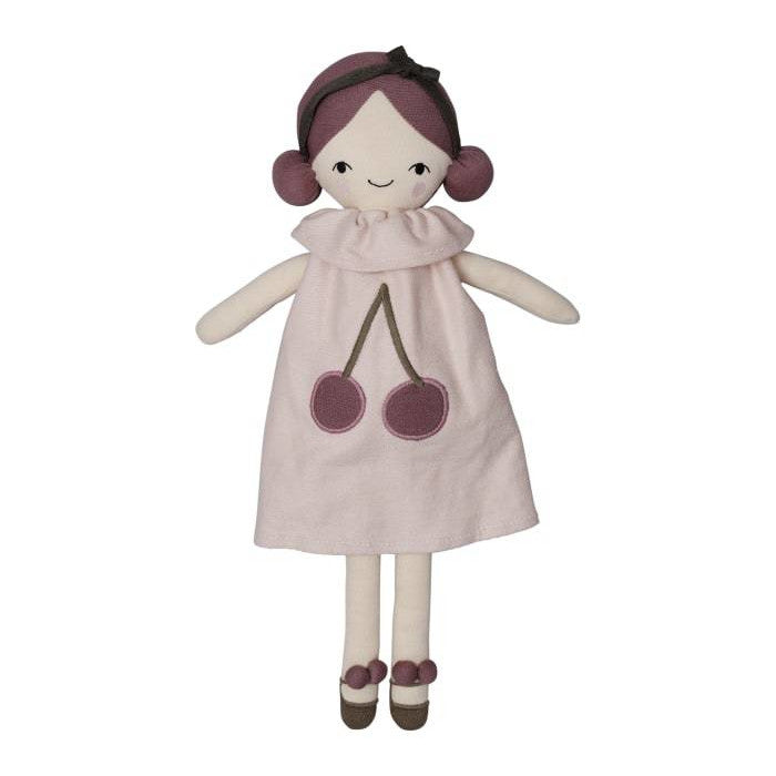 Bambola in cotone dai capelli rossi e due chignon laterali. Abito rosa con una ciliegia ricamatae collo a pierrot. Lacci delle scarpe a forma di ciliegia