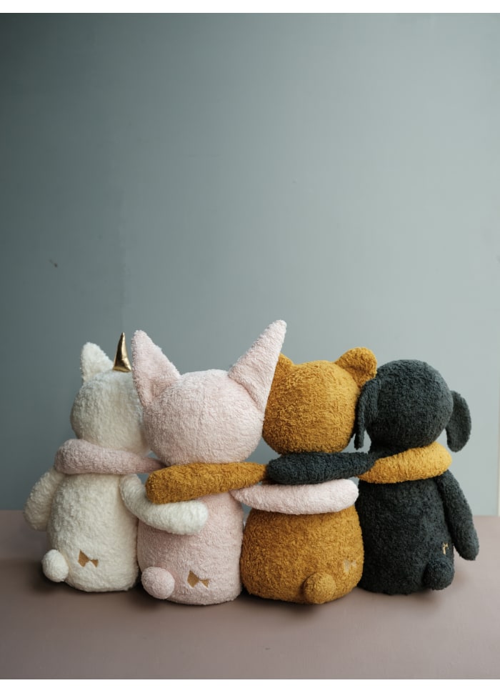 Quattro peluche  a forma di animale (coniglietta, orso, unicorno e pecora) abbracciati e visti di schiena
