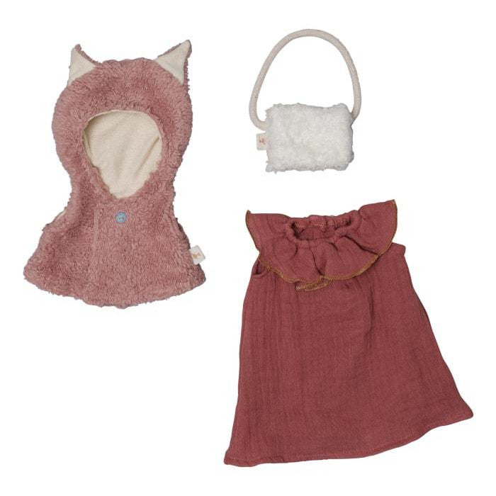 Set vestiti per bambole look volpe. Realizzato in cotone biologico include: gilet/mantellina rosa con buffe orecchie di volpe sul cappuccio, vestito bordeaux con collo a balze, zainetto con coulisse e manicotto per le mani