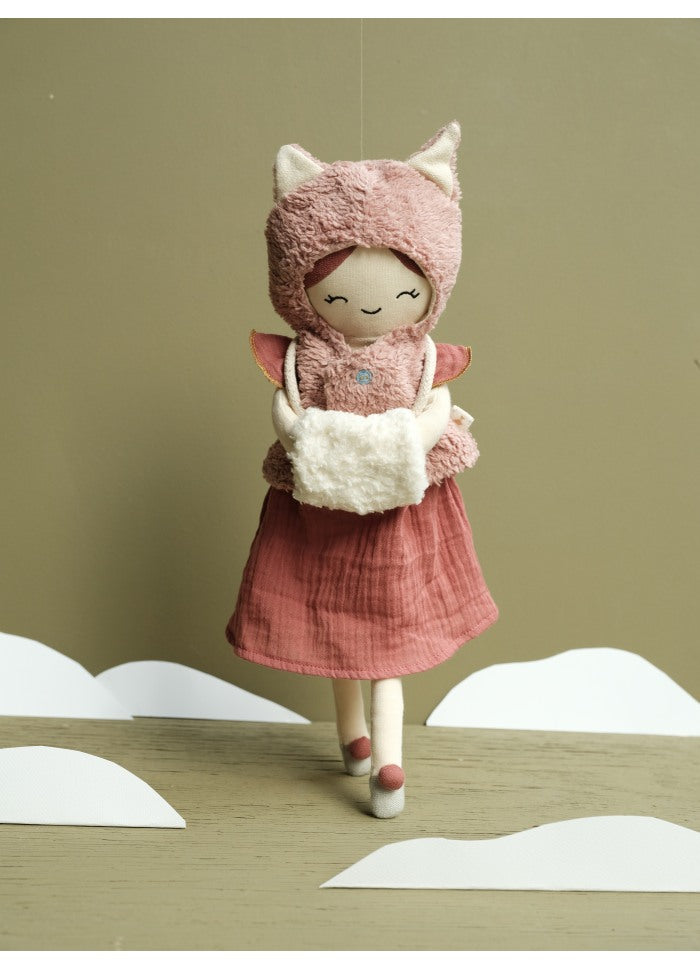 Bambola di stoffa abbigliata con il set vestiti dell look volpe