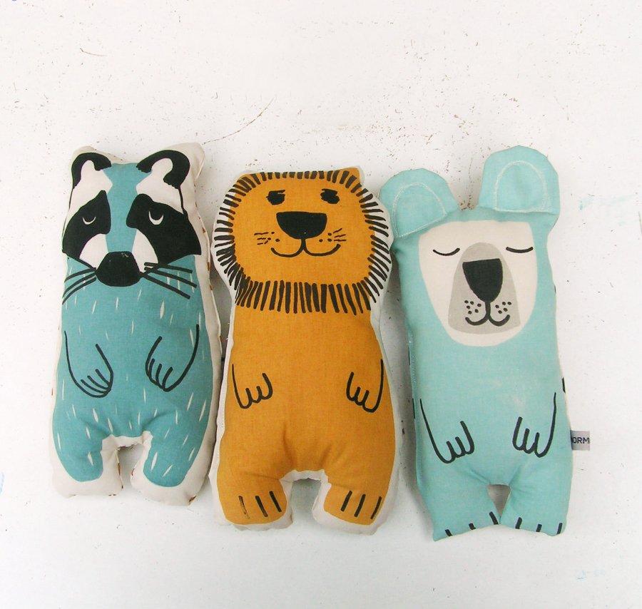 Tre bambole di stoffa a forma di procione, leone e orso