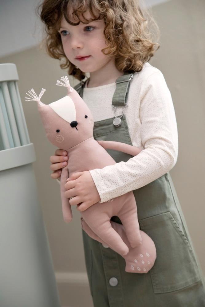 Animale di stoffa color rosa plvere a forma di scoiattolo in braccio ad una bambina