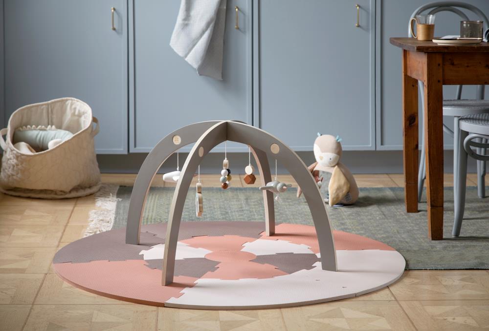 Gioco sensoriale per neonato a forma di gufo con specchio disposto sul pavimento dietro una palestrina