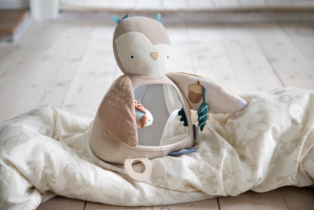Gioco sensoriale per neonato a forma di gufo con specchio sopra una coperta messa sul pavimento
