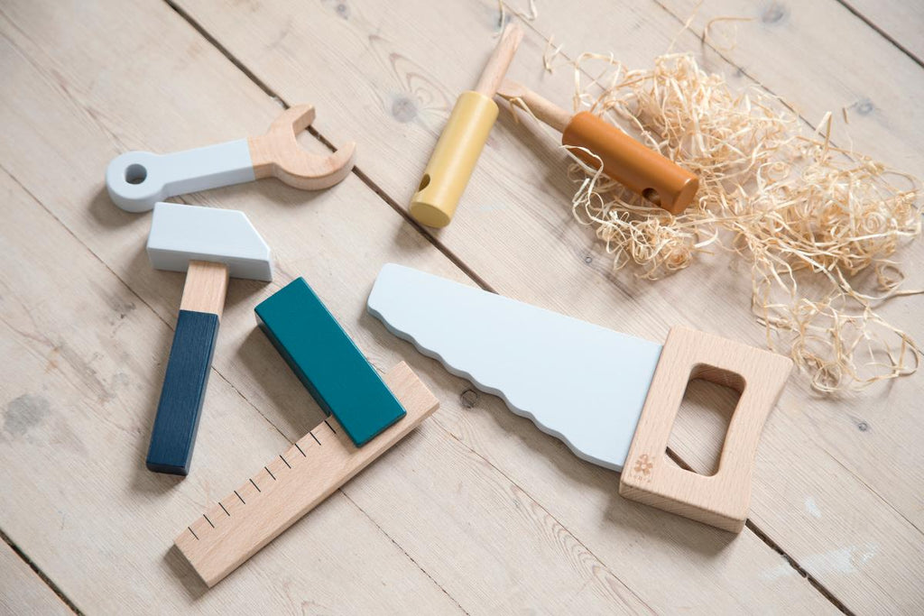 Kit di attrezzi in legno per giocare al bricolage su un pavimento di legno