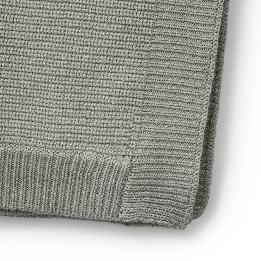 Dettaglio della trama della maglia di lana verde