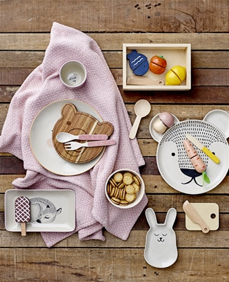Immagini di piatti in ceramica e altri oggetto su un tavolo