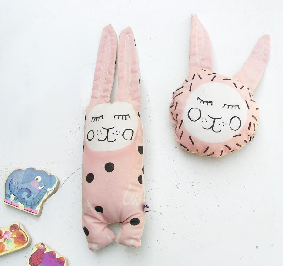 Sonaglio rosa in stoffa a forma di testa di coniglietto  con lunghe orecchie insieme a bambola di stoffa rosa a forma di coniglietto