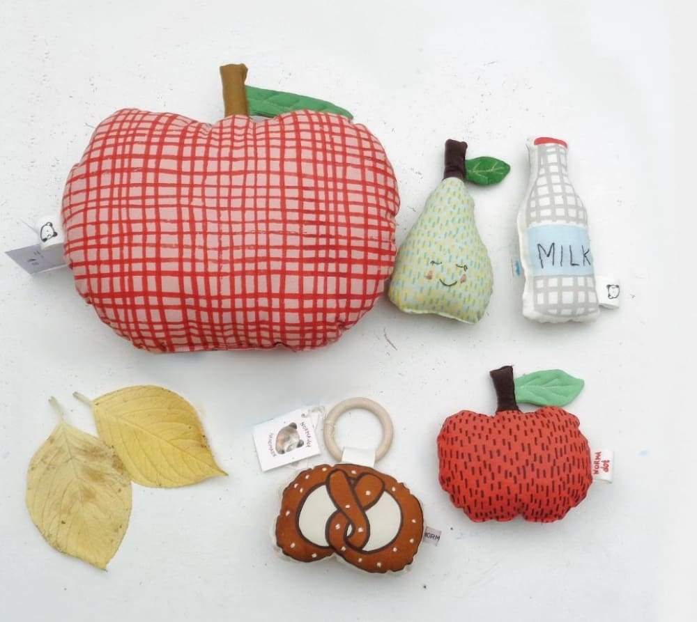 Sonaglio di stoffa a forma di mela con altri prodotti