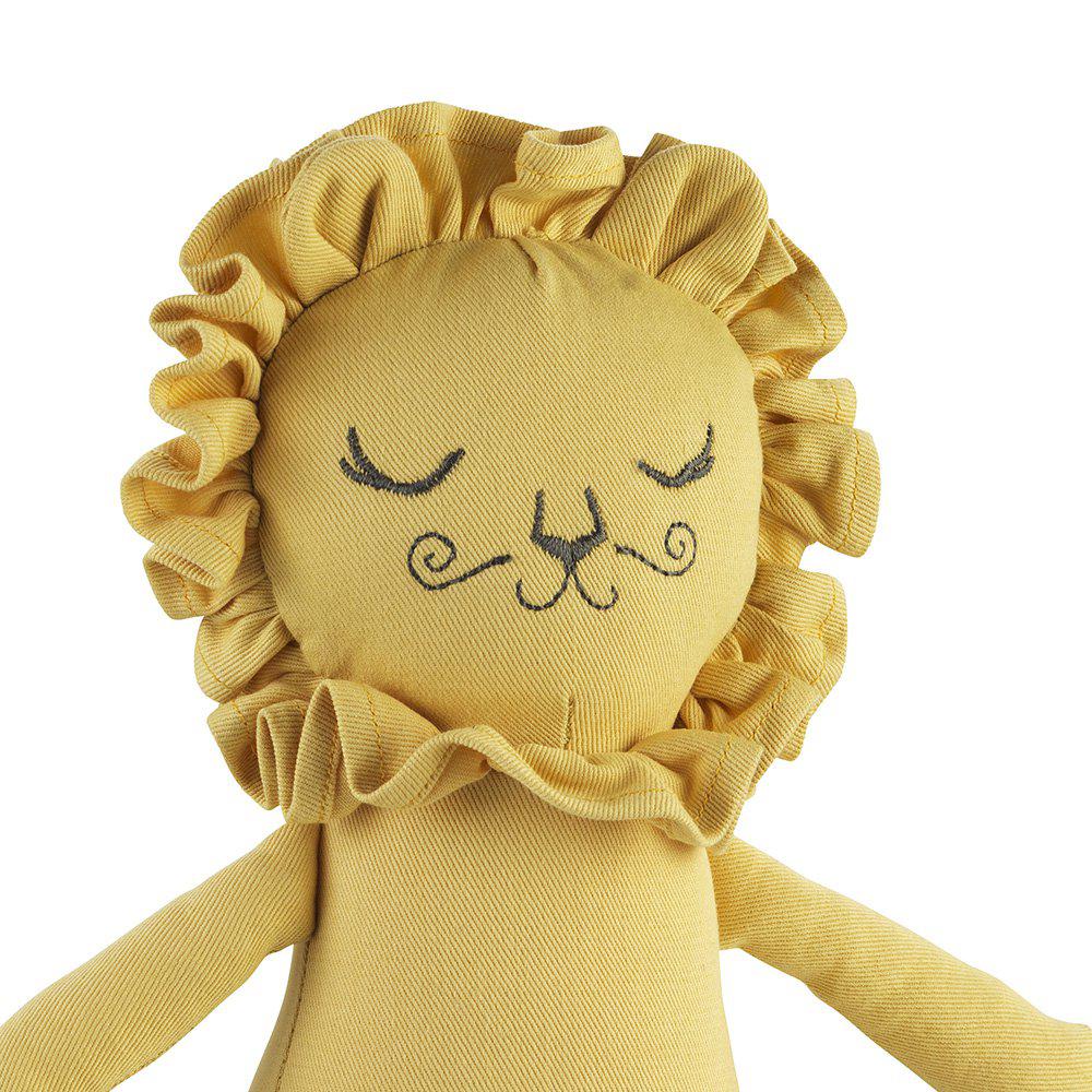 Bambola di stoffa color miele con viso da leoncino con criniera. Dettaglio del viso.