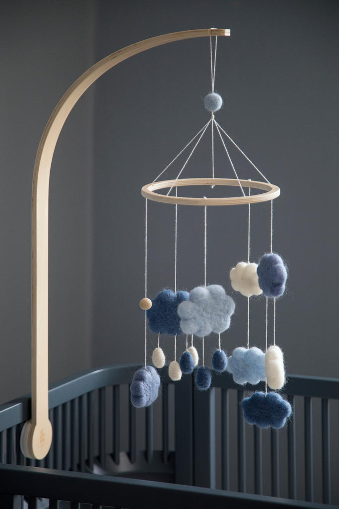 Giostrina per neonati in cotone con nuvole, di colore blu sospesa sopra un lettino