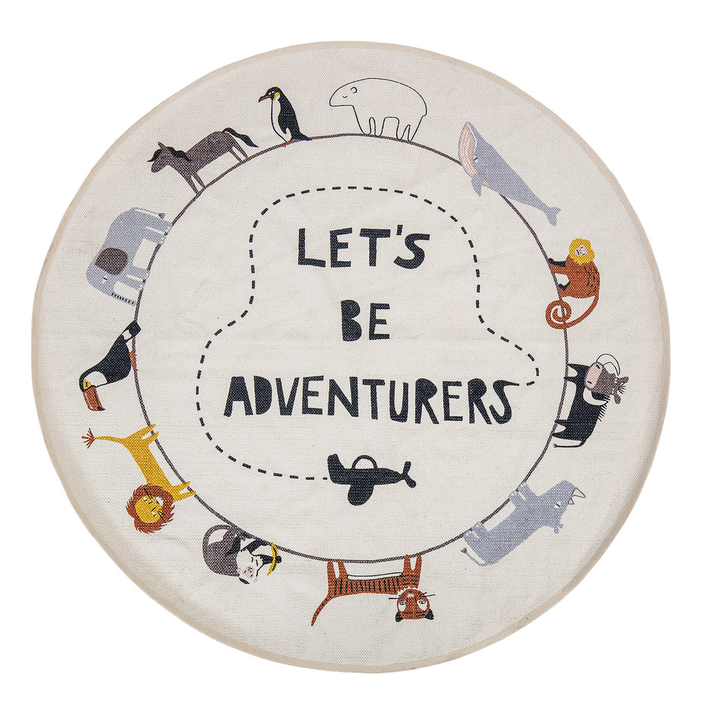 Tappeto rotondo in cotone con figure di animali disposti a cerchio e la scritta "Let's be adventurers" 
