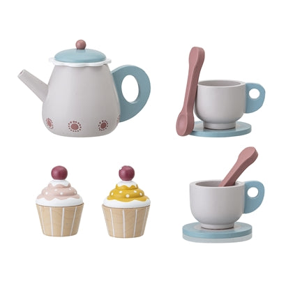 Vassoio, una teiera, due cupcakes, due tazzine e due cucchiai. Componenti del servizio da tè in legno