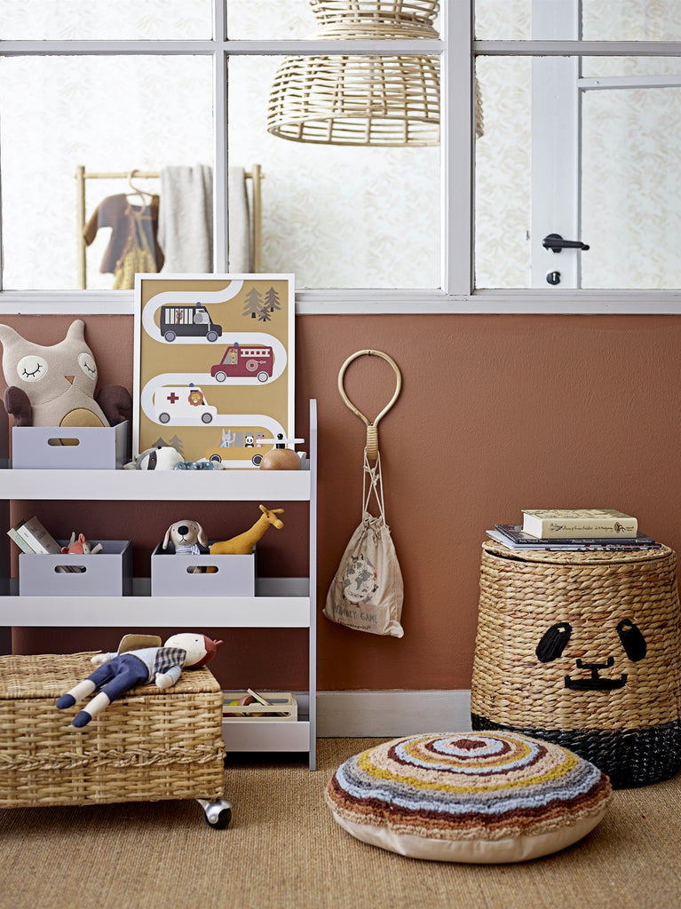 box in rattan con ruote con altri oggetti in una cameretta