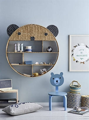 Libreria da parete rotonda a forma di orsetto con oggetti  sulla parete di una cameretta