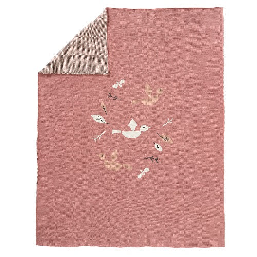 Copertina rosa lavorata a maglia con illustarzioni di uccellini