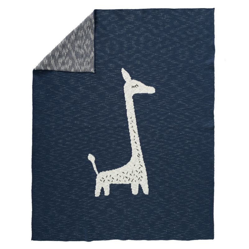 Copertina blu lavorata a maglia con la figura di una giraffa bianca