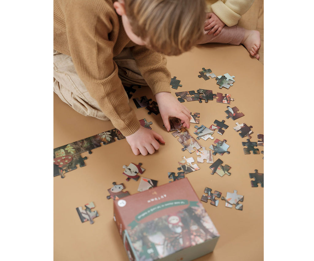 Bambino che gioca con il puzzle da 50 tessere con paesaggio invernale