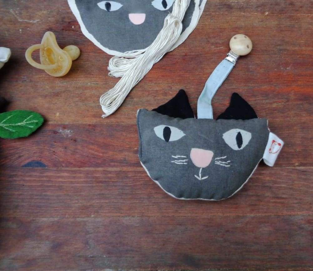 Sonaglio in stoffa a forma di gatto da appendere con altri oggetti