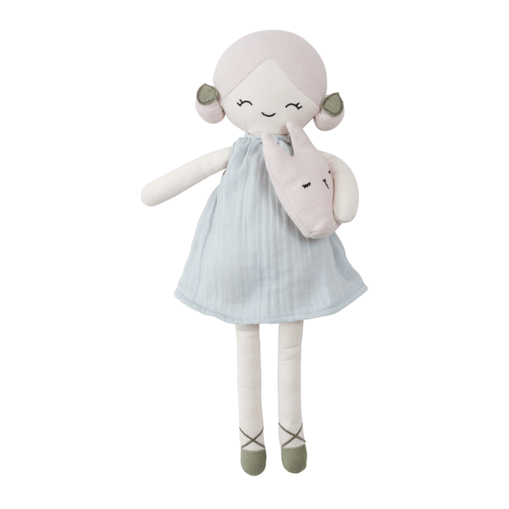 Bambola con eleganti chignon laterali, un abito celeste e scarpette con lacci intrecciati;in braccio un mini coniglietto.