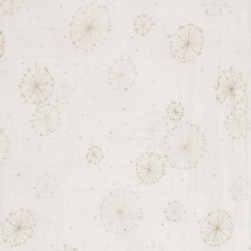 Particolare della palla montessoriana in cotone con stampe di piccoli fiori su fondo bianco
