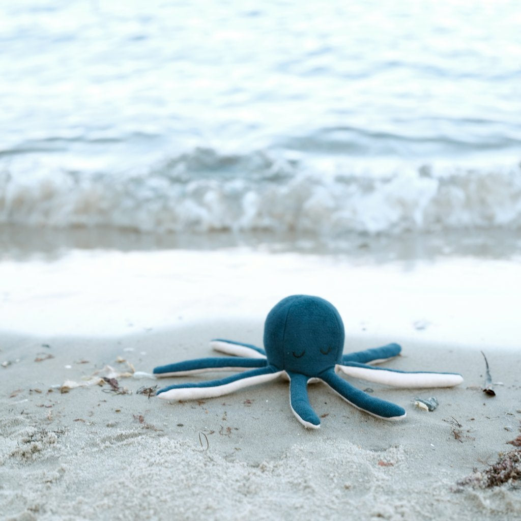 Sonaglio in cotone a forma di polpo color blu sulla sabbia